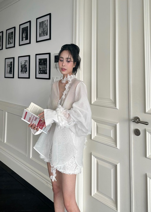 Nữ ca sĩ tạo dáng "sống ảo" trong nhiều góc của căn hộ. Ảnh: Instagram Kiều Anh.