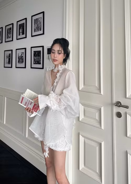 Nữ ca sĩ tạo dáng "sống ảo" trong nhiều góc của căn hộ. Ảnh: Instagram Kiều Anh.