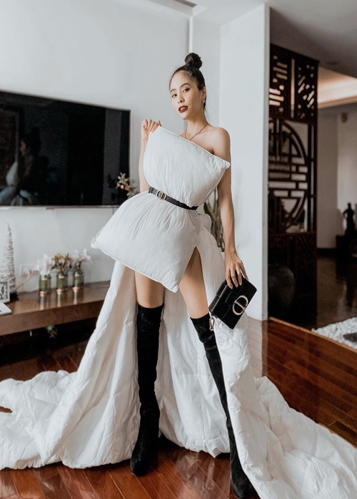 Kiều Anh bắt trend chụp ảnh với gối ở nhà. Ảnh: Instagram Kiều Anh.
