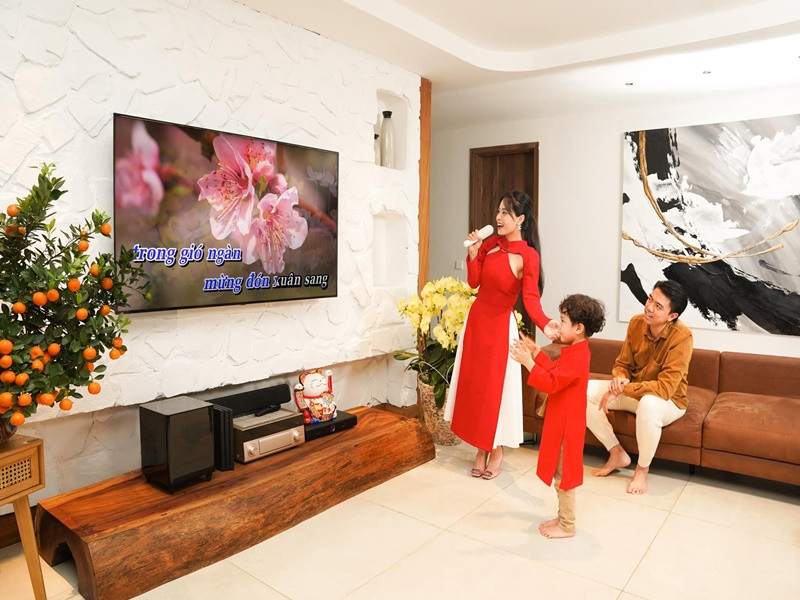 Kiều Anh chia sẻ hình ảnh hát karaoke tại nhà cùng chồng con. Ảnh: Instagram Kiều Anh.