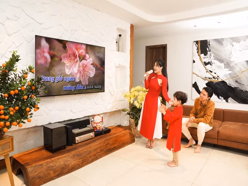 Kiều Anh chia sẻ hình ảnh hát karaoke tại nhà cùng chồng con. Ảnh: Instagram Kiều Anh.