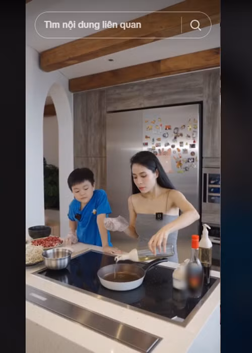 Nữ ca sĩ thường xuyên nấu ăn tại nhà. Ảnh: TikTok Kiều Anh.