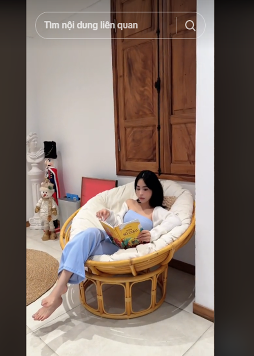 Khi rảnh rỗi, nữ ca sĩ đọc sách ở khu vực thư giãn chung. Ảnh: TikTok Kiều Anh.