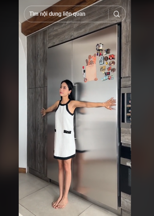 Kiều Anh đầu tư mạnh cho khu vực nấu nướng, ăn uống. Nữ ca sĩ cho biết, cô mua chiếc tủ lạnh giá 500 triệu đồng. Ảnh: TikTok Kiều Anh.