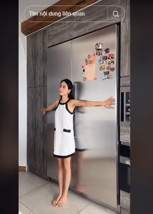 Kiều Anh đầu tư mạnh cho khu vực nấu nướng, ăn uống. Nữ ca sĩ cho biết, cô mua chiếc tủ lạnh giá 500 triệu đồng. Ảnh: TikTok Kiều Anh.