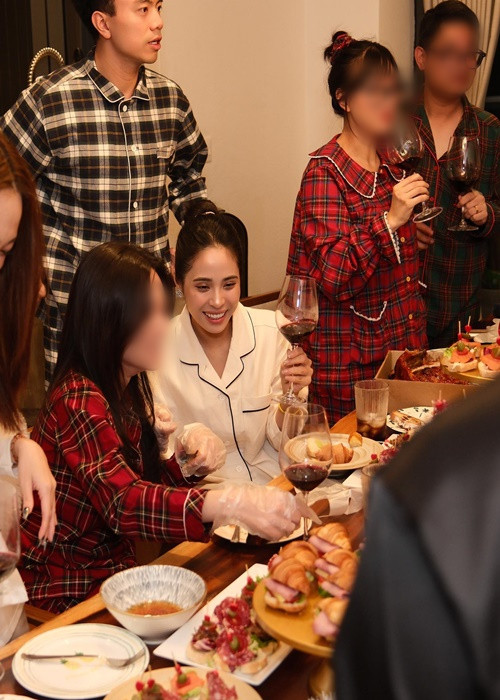 Vợ chồng Kiều Anh mời bạn bè ăn uống tại nhà dịp Giáng sinh. Ảnh: Instagram Kiều Anh.