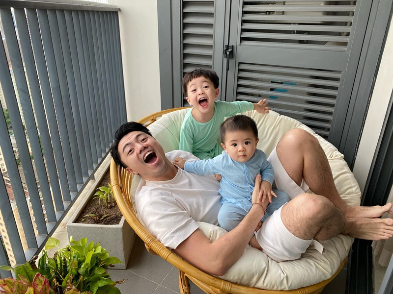 Hai nhóc tì nhà Kiều Anh - Quỳnh Văn rất kháu khỉnh, được xem là bản sao nhí của bố. Ảnh: Instagram Kiều Anh.