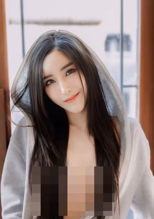 Cô nàng gây xôn xao khi khoác hờ chiếc áo choàng, "quên nội y".