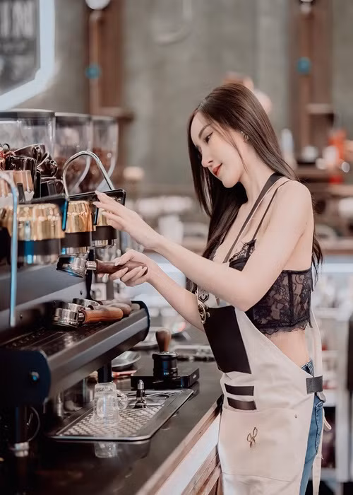 Người mẫu xứ chùa vàng có cuộc sống khá sang chảnh.