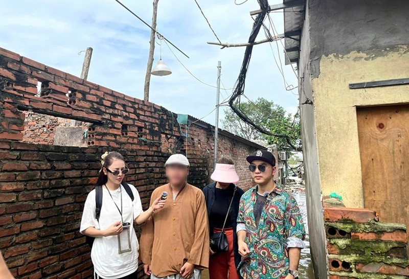 Giữa ồn ào, ca sĩ Ưng Hoàng Phúc vừa lên tiếng. Trên trang cá nhân, anh khẳng định, nhóm của anh hỗ trợ các hộ nghèo, không phải đi cứu trợ lũ lụt cho những hộ giàu. Ảnh: FB Quế Vân.