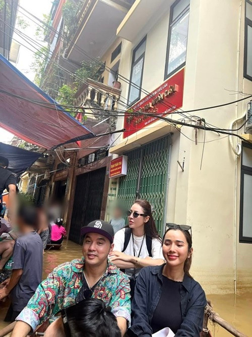 Về nghi vấn có ê-kíp đi theo quay phim, yêu cầu đứng ở nơi ngập sâu, Kim Cương - vợ Ưng Hoàng Phúc chia sẻ trong livestream: “Thực tế, đó là cảnh anh Phúc trả lời khi được phỏng vấn, chứ không phải Phúc và Kim Cương sắp xếp chuyện đó”. Ảnh: FB Quế Vân.