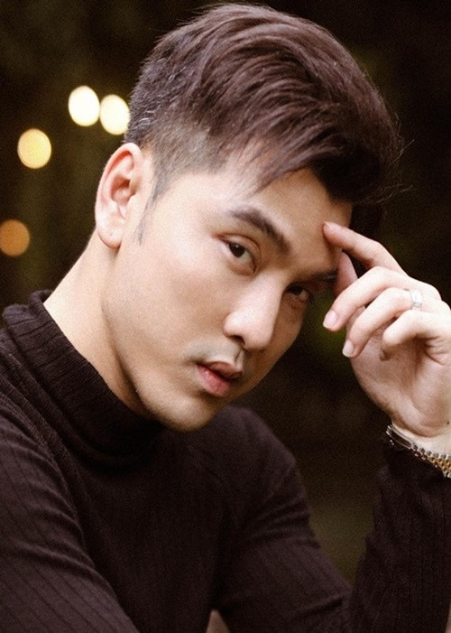 Trên trang cá nhân, đại diện Ưng Hoàng Phúc đính chính: "Chúng tôi đính chính lại sự việc chính xác như sau, khi đang di chuyển trên đường về gần đến nhà thì bất ngờ phía trước xe của Ưng Hoàng Phúc xảy ra một vụ va chạm giữa 2 xe gắn máy khác. Để tránh sự vụ đó, xe của Ưng Hoàng Phúc đạp thắng, lách qua để không vướng vào người đang bị té xe phía trước. Lúc này có một xe bán tải khác chạy hướng ngược chiều nên xảy ra va quệt với xe của Ưng Hoàng Phúc". Ảnh: FB Ưng Hoàng Phúc.