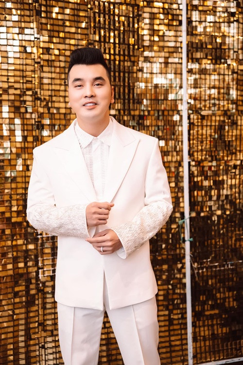 Người đại diện Ưng Hoàng Phúc chia sẻ, không có chuyện Ưng Hoàng Phúc đạo nhái. Người đại diện còn cho hay trong một bài phỏng vấn trước khi single ra mắt, Ưng Hoàng Phúc tuyên bố: "Phiên bản MV Chuyện đó đâu ai ngờ phát hành tại Mỹ là dựa theo ý tưởng từ kịch bản của đạo diễn nước ngoài nên sẽ có nhiều sự phá cách táo bạo”. Ảnh: FB Ưng Hoàng Phúc.