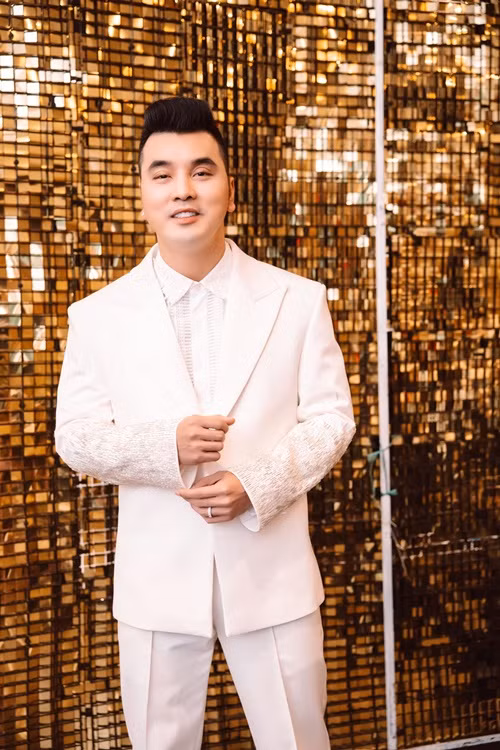 Người đại diện Ưng Hoàng Phúc chia sẻ, không có chuyện Ưng Hoàng Phúc đạo nhái. Người đại diện còn cho hay trong một bài phỏng vấn trước khi single ra mắt, Ưng Hoàng Phúc tuyên bố: "Phiên bản MV Chuyện đó đâu ai ngờ phát hành tại Mỹ là dựa theo ý tưởng từ kịch bản của đạo diễn nước ngoài nên sẽ có nhiều sự phá cách táo bạo”. Ảnh: FB Ưng Hoàng Phúc.