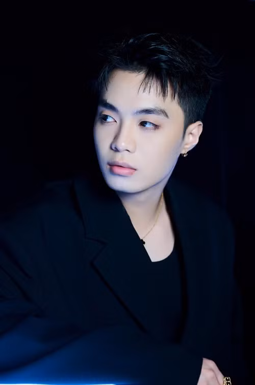 Negav từng vài lần chia sẻ về việc bỏ học đại học giữa chừng. “Học xong lớp 12 em đi học đại học được 2 tháng. Sau đó em nghỉ vì học xa quá, trên đường đi học thì bị đụng xe 2 lần trong 2 tháng. Nhưng đó cũng chỉ là cái cớ thôi, lúc đó em cảm thấy bản thân mình không hợp với việc học đại học", Negav chia sẻ trong chương trình Hành trình rực rỡ. Ảnh: FB Negav.