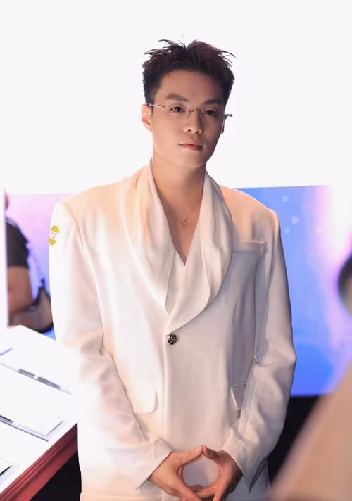 Sau khi nổi tiếng, rapper Negav bị khui các bình luận tục tĩu trên mạng xã hội khiến nhiều cư dân ngán ngẩm. Ảnh: FB Negav.