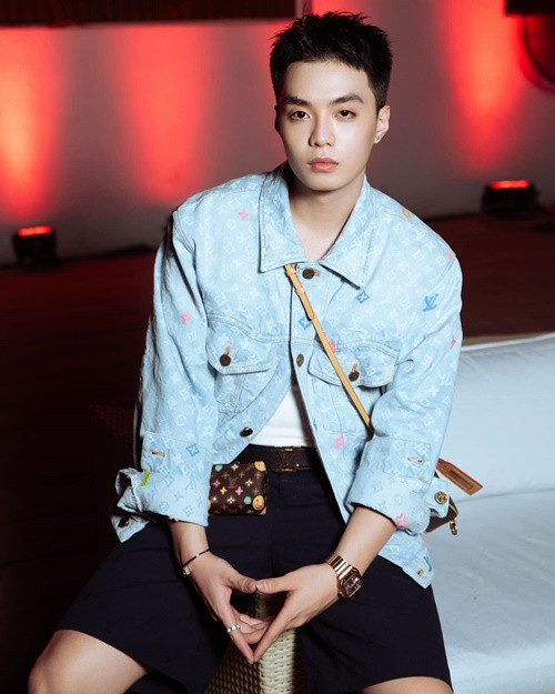 Ngoài chuyện học hành gây ồn ào, Negav vướng tin đồn đóng vai thiếu gia để đánh bóng tên tuổi khi liên tục khoe sở hữu đồng hồ xa xỉ. Ảnh: FB Negav.