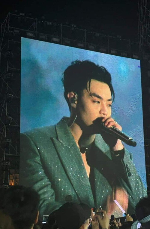 Mới đây, trong concert Anh trai say hi, rapper Negav bất ngờ nhắn nhủ đến mẹ: "Mẹ ơi, mẹ thấy chưa. Mẹ thấy đúng khi cho con nghỉ học chưa". Ảnh: Hoa Học Trò.