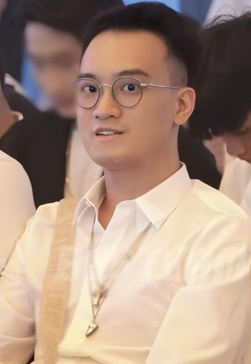 Chồng cũ người mẫu Diệp Lâm Anh cho biết, anh mua tranh chỉ vì mục đích từ thiện. “Buổi chiều này mình có người bạn mời đến buổi đấu giá để ủng hộ bà con ảnh hưởng bão Yagi. Chỉ đơn giản mình mua tất cả những gì được bán đấu giá nhằm ủng hộ bà con. Xin mọi người có cái nhìn khách quan đừng đưa mọi việc theo hướng khác”, Đức Phạm chia sẻ. Ảnh: FB Đức Phạm.