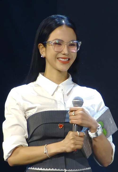 "Diệp Lâm Anh xin được phép mời người sở hữu bức tranh này một bữa tối riêng tư, để có thể kể câu chuyện về nó, tâm sự sâu hơn về thứ cảm xúc chỉ xuất hiện một lần, trong nét vẽ và cảm xúc của mình. Tôi hy vọng sẽ gặp được một người tri kỷ của mình - người cảm nhận được giá trị của món đồ mình đang sở hữu và có cùng một tần số giống như tôi: Tần số của yêu thương", Diệp Lâm Anh viết trên trang cá nhân. Ảnh: VOV.