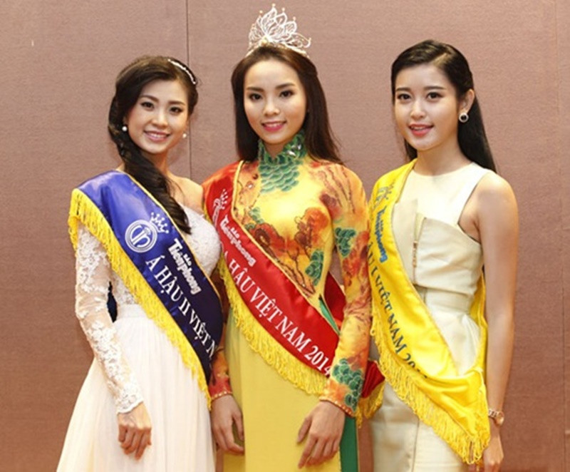 Hình ảnh Kỳ Duyên khi đăng quang Hoa hậu Việt Nam 2014 bên cạnh 2 á hậu: Diễm Trang và Huyền My. Ảnh: Khám Phá.