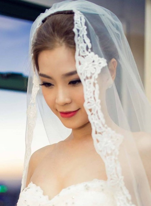 Diễm Trang nhận lời cầu hôn từ doanh nhân Xuân Du chỉ trước đêm chung kết Hoa hậu Việt Nam 2014 hai ngày. Trước đó, cả hai có 2 năm hẹn hò. Ảnh: FB Diễm Trang.