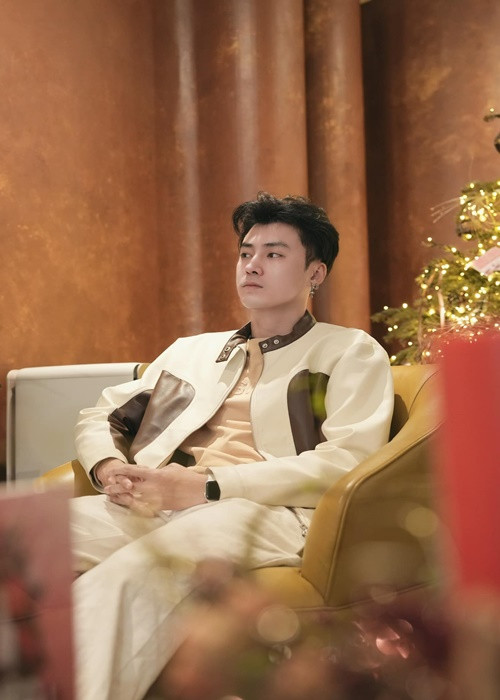 “Không thể bắt một người yêu thương 1 người mà có thể dễ dàng chấp nhận hình ảnh việc người mình tình cảm với người khác dù là trên tivi hay trên mạng. Mình chỉ mong mọi người hiểu và đừng tag hoặc vào kênh Éng để nói kiểu “anh Thái ôm Pu chị Éng ơi”, “anh Thái cướp Pu của Chải”, vì việc này ảnh hưởng đến tâm lý bạn ấy rất nhiều. Càng không mong mọi người bảo bạn ấy ích kỷ, vì tất cả chỉ bắt nguồn từ việc quá yêu thôi”, Thái của Đi giữa trời rực rỡ cho biết. Ảnh: FB Vương Anh Ole.