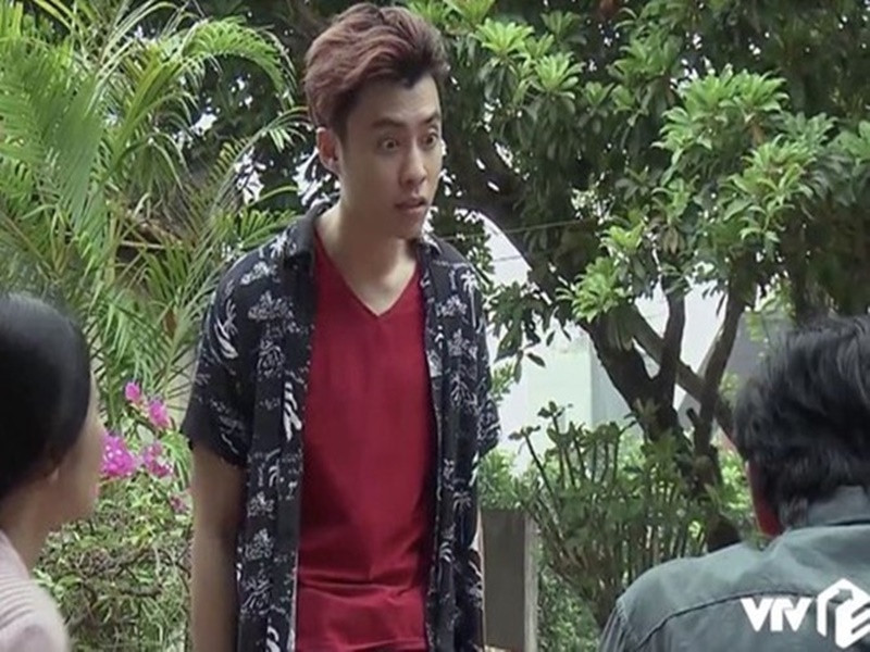 Trước Đi giữa trời rực rỡ, Vương Anh Ole đóng nhiều bộ phim như: Bộ tứ 10A8, Những phóng viên vui nhộn, Kem xôi, Bí mật của ngày mai, Về nhà đi con, Thương ngày nắng về 2. Ảnh: Vietnamnet.