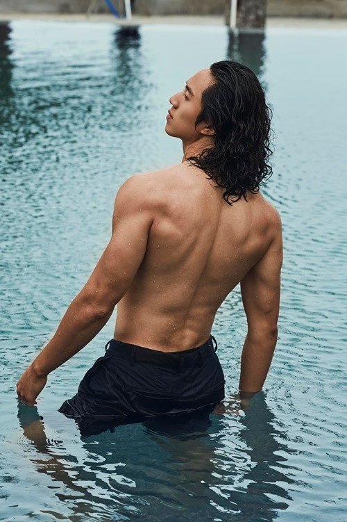 Bạn trai tin đồn của Anh Thư tên thật là Trần Đức Hiếu, sinh năm 1995. Anh sở hữu gương mặt nam tính, thân hình săn chắc. Ảnh: FB RayO.