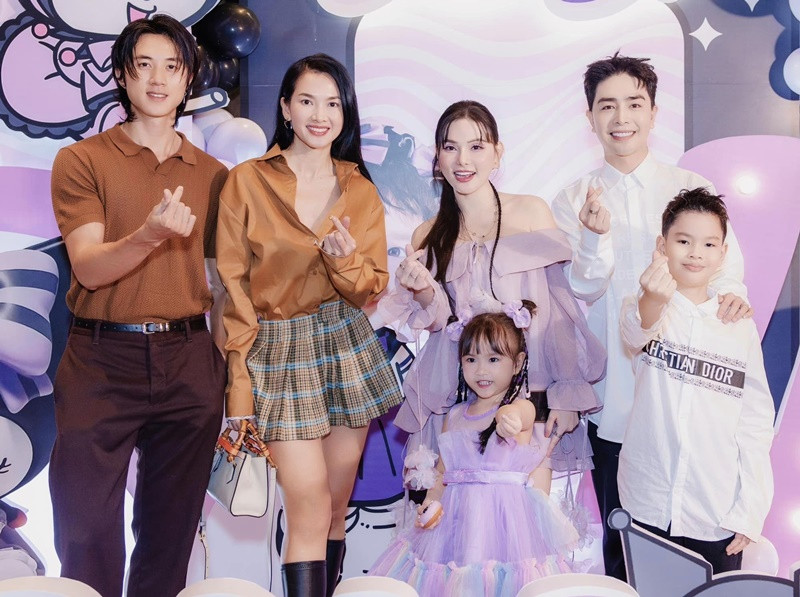 Mới đây, siêu mẫu Anh Thư và ca sĩ RayO mặc đồ cùng tông màu khi đến dự tiệc sinh nhật của con gái ca sĩ Thu Thủy. Ảnh: Saostar.