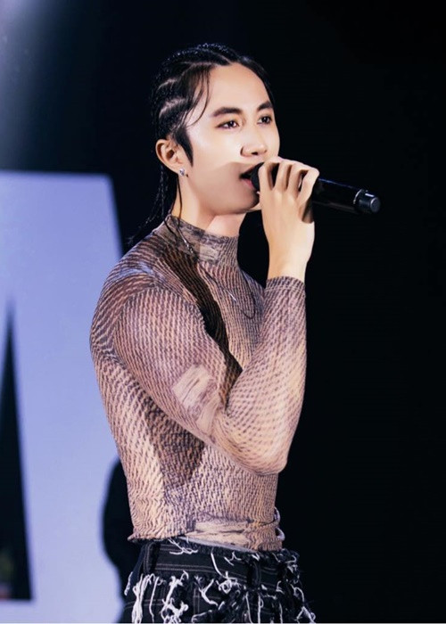 Ít tháng trước, MV Cẩm tú cầu của Rayo ra mắt và nhanh chóng gây sốt. Hiện tại, MV đạt 16 triệu lượt xem trên Youtube. Ảnh: FB RayO.