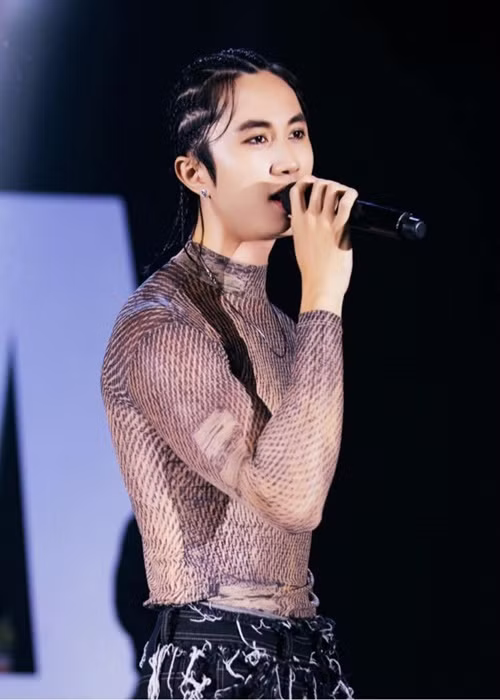 Ít tháng trước, MV Cẩm tú cầu của Rayo ra mắt và nhanh chóng gây sốt. Hiện tại, MV đạt 16 triệu lượt xem trên Youtube. Ảnh: FB RayO.