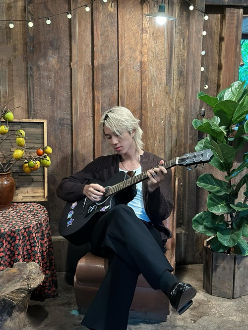 Năm 2022, anh tung MV Xa nhau không nguyên do. Đây là sản phẩm âm nhạc chuyên nghiệp đầu tay của RayO. Ảnh: FB RayO.