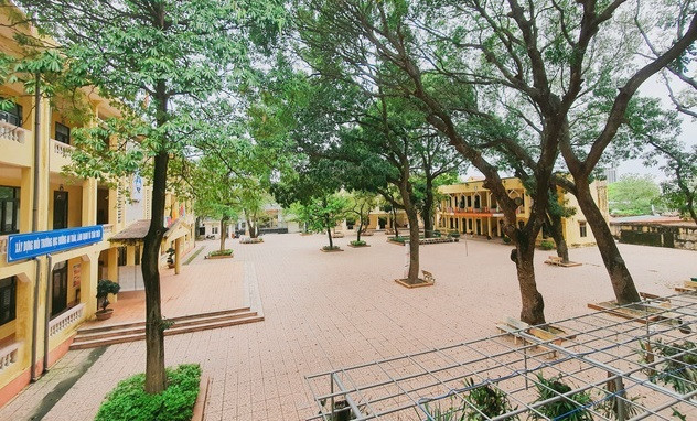 Đến trường đón con phát hiện chuyện bực mình về vợ Den truong don con phat hien chuyen buc minh ve vo