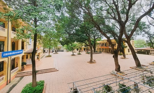 Đến trường đón con phát hiện chuyện bực mình về vợ Den truong don con phat hien chuyen buc minh ve vo