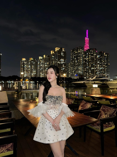 Năm 2017, ca sĩ Hồng Gấm đoạt giải quán quân chương trình Ban nhạc quyền năng.