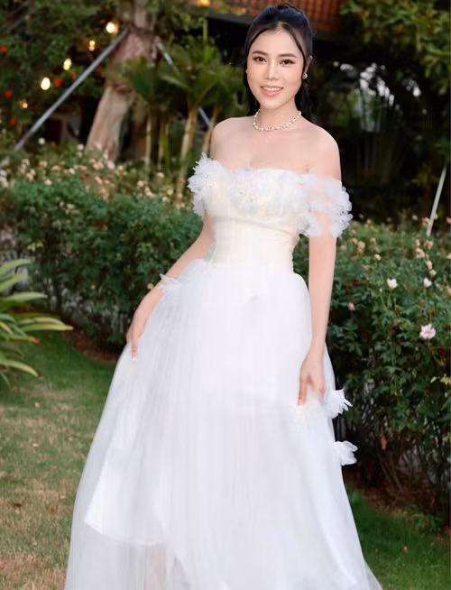 Hồng Gấm sinh năm 1993, có ngoại hình trẻ trung, xinh đẹp.