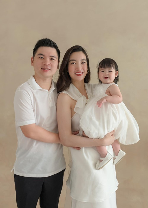 Vợ chồng Đỗ Mỹ Linh cùng con gái đang sống trong căn biệt thự ở Hà Nội. Ảnh: FB Đỗ Mỹ Linh.