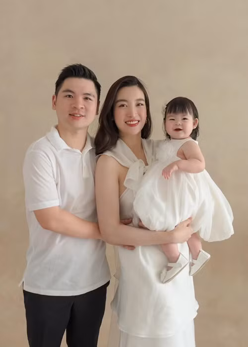 Vợ chồng Đỗ Mỹ Linh cùng con gái đang sống trong căn biệt thự ở Hà Nội. Ảnh: FB Đỗ Mỹ Linh.