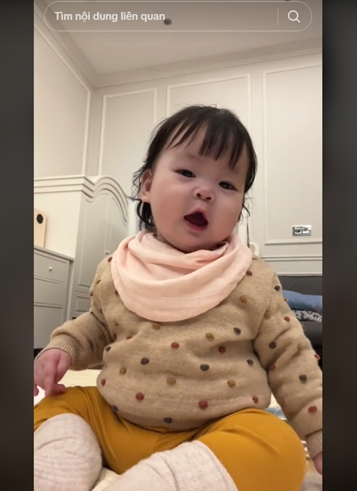 "Hồi này em bé 6 tháng tuổi, mỏ nhiều chuyện cỡ này không biết giống ai", Mỹ Linh hài hước chia sẻ. Ảnh: TikTok Đỗ Mỹ Linh.