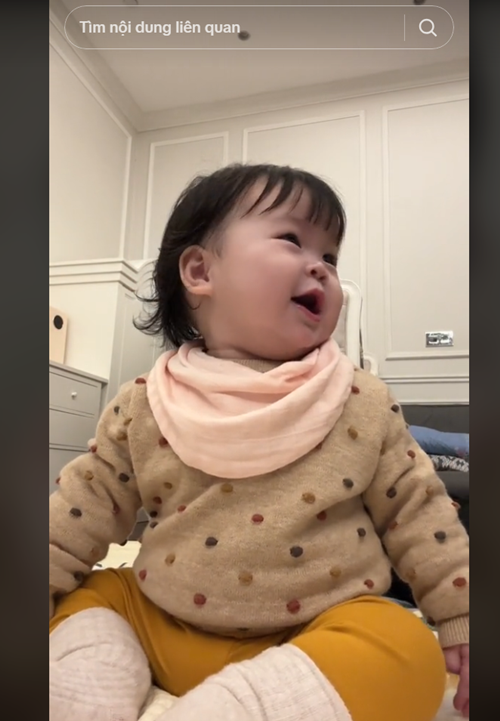  Hoa hậu Đỗ Mỹ Linh vừa khoe khoảnh khắc đáng yêu của con gái lúc 6 tháng tuổi. Ảnh: TikTok Đỗ Mỹ Linh.