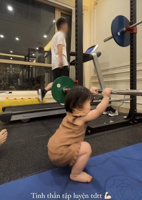 Bé TiTi có bố là doanh nhân, mẹ là hoa hậu bởi vậy sinh ra, cô nhóc đã "ngậm thìa vàng". Ảnh: FB Đỗ Mỹ Linh.