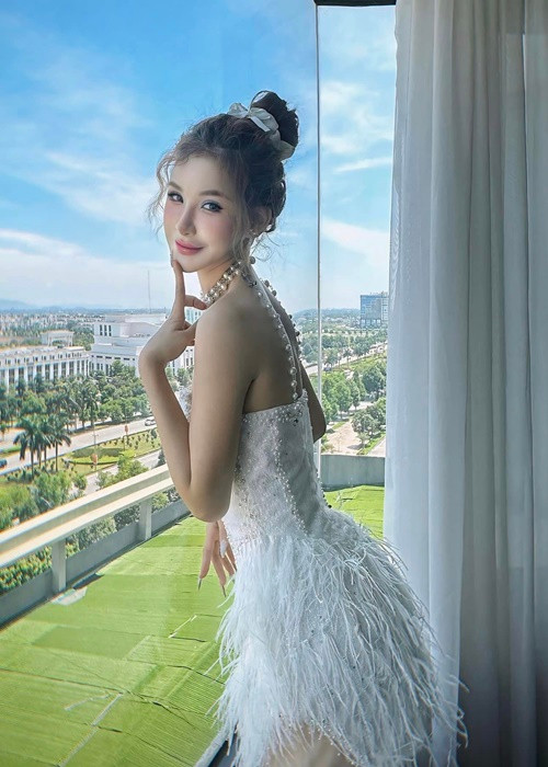 Nữ ca sĩ chuộng trang điểm đậm. Ảnh: FB Yến Tatoo.