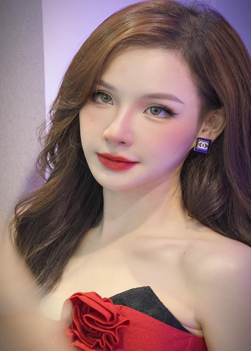 Yến Tatoo xin lỗi khán giả vì chỉnh sửa ảnh chuyển khoản. "Cái sai của Yến là fake màn hình. Mục đích là để người cho Yến ứng tiền biết được là mình có ủng hộ và nếu có xin ứng thêm các bên khác thì cũng sẽ có cơ sở để họ nhìn vào. Yến đã che đi số đầu và con số ghi trên story không phải là 500 triệu đồng như những gì các page đang thi nhau chia sẻ", cô nói. Ảnh: FB Yến Tatoo.