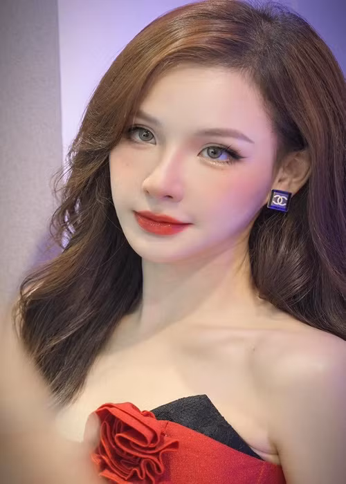 Yến Tatoo xin lỗi khán giả vì chỉnh sửa ảnh chuyển khoản. "Cái sai của Yến là fake màn hình. Mục đích là để người cho Yến ứng tiền biết được là mình có ủng hộ và nếu có xin ứng thêm các bên khác thì cũng sẽ có cơ sở để họ nhìn vào. Yến đã che đi số đầu và con số ghi trên story không phải là 500 triệu đồng như những gì các page đang thi nhau chia sẻ", cô nói. Ảnh: FB Yến Tatoo.