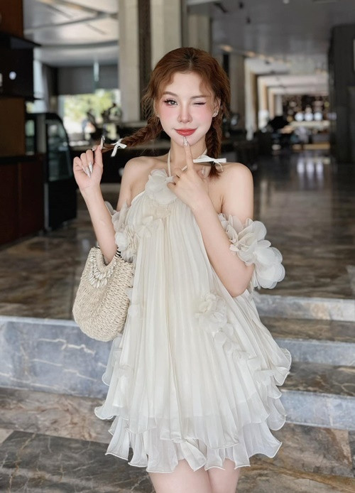 Sở hữu vóc dáng thon gọn, gương mặt nhỏ nhắn, Yến Tatoo mặc gì cũng hút mắt. Ảnh: FB Yến Tatoo.