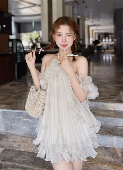 Sở hữu vóc dáng thon gọn, gương mặt nhỏ nhắn, Yến Tatoo mặc gì cũng hút mắt. Ảnh: FB Yến Tatoo.