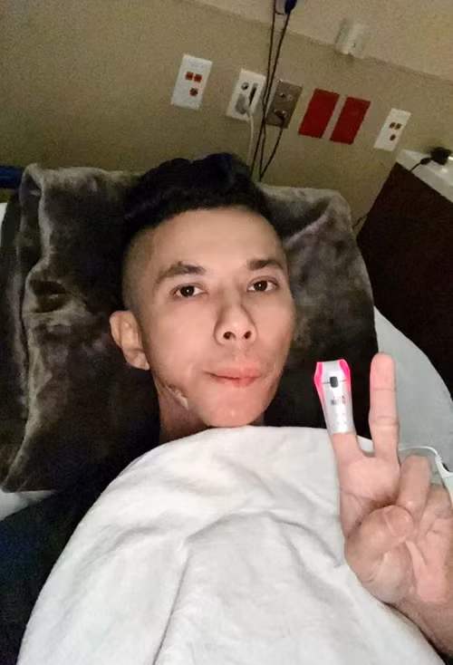  Kasim Hoàng Vũ vừa nhập viện cấp cứu. "Ngày hôm qua Kasim rất mệt và đau nên lẽ ra đã phải đi cấp cứu. Nhưng tấm chân tình của đồng nghiệp quá lớn, đặc biệt mấy trăm khán giả đến với chương trình, Kasim cố gắng gượng đến giây phút cuối cùng với mọi người để đáp lại tình cảm cũng như mọi sự yêu thương và quan tâm của mọi người. Đến sáng nay không thể chịu nổi nữa, Kasim phải vào cấp cứu", anh nói. Ảnh: Kasim Hoàng Vũ.