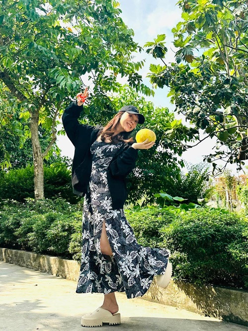 "Họa mi tóc nâu" tự tay hái bưởi. Ảnh: FB Mỹ Tâm.