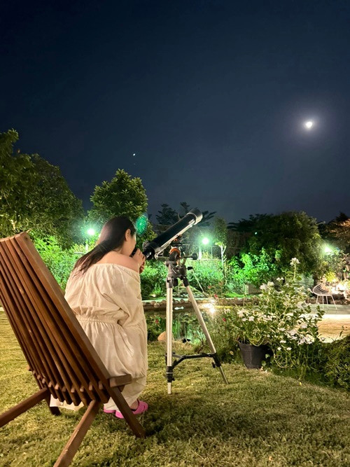 Nữ ca sĩ còn thích ngắm trăng bằng kính viễn vọng. "Đêm hôm trăng mình có chụp được tấm này để gửi tặng Tri âm… Nhờ ngắm khung cảnh này mà mình cũng nghĩ ra được nhiều điều hay… Nhiều bạn hỏi sao Tâm lại thích mặt trăng như vậy, thật ra cái gì đặc biệt quá lại rất khó giải thích, chỉ biết khi nhìn trăng mình thấy rất bình yên… và một điều vô tình nữa đó là mặt trăng viết tắt cũng là MT như tên mình", Mỹ Tâm trải lòng. Ảnh: FB Mỹ Tâm.